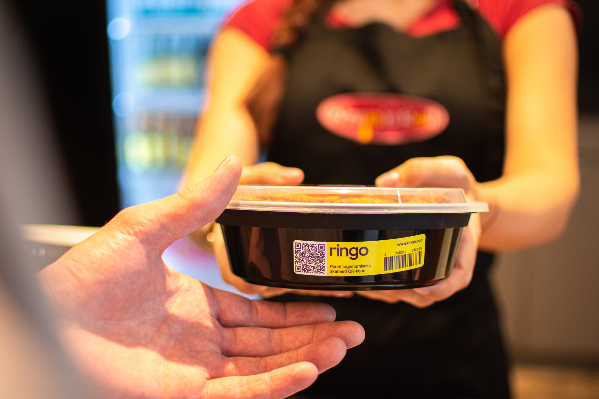 Coop katsetab Tartus korduskasutatavas pakendis toidu müümist